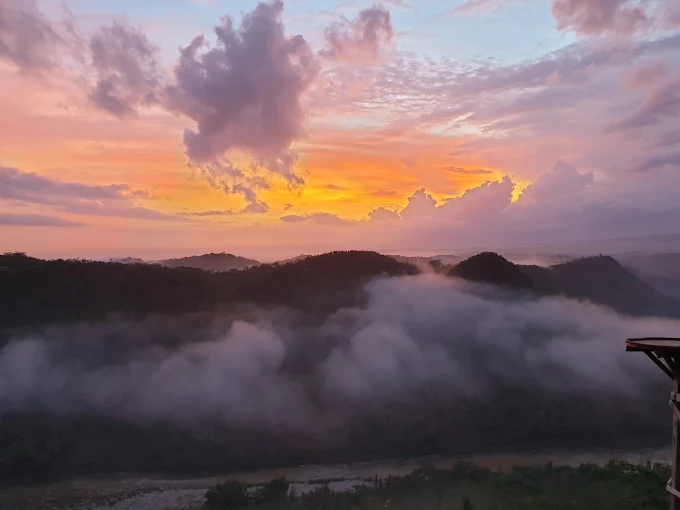 Lautan awan di lembah dilihat dari Bukit Panguk saat sunrise