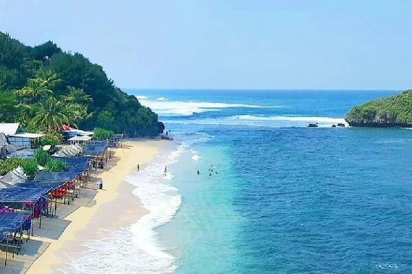 Pantai pasir putih Gunungkidul di selatan Yogyakarta