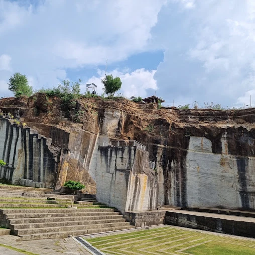 Tebing batu berukir Tebing Breksi saat matahari terbenam
